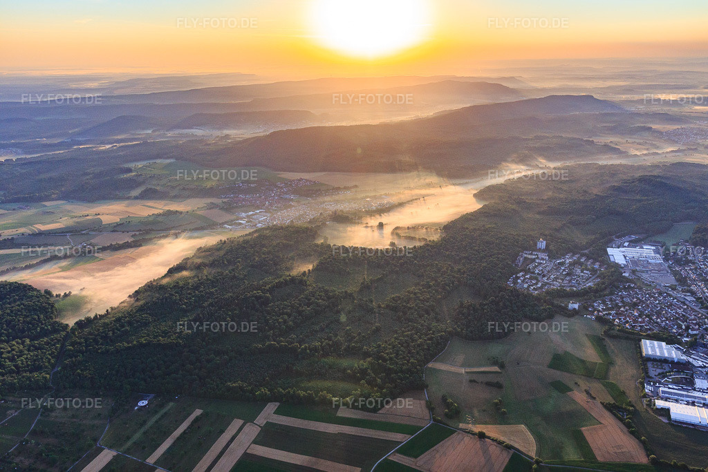 Luftbild: Sonnenaufgang über dem Schmie-Tal aus Westen im Ortsteil Lienzingen in Mühlacker im Bundesland Baden-Württemberg in Deutschland. Foto: IMG_101523.jpg vom 08.07.2017 durch Werner Riehm/FLY-FOTO.de