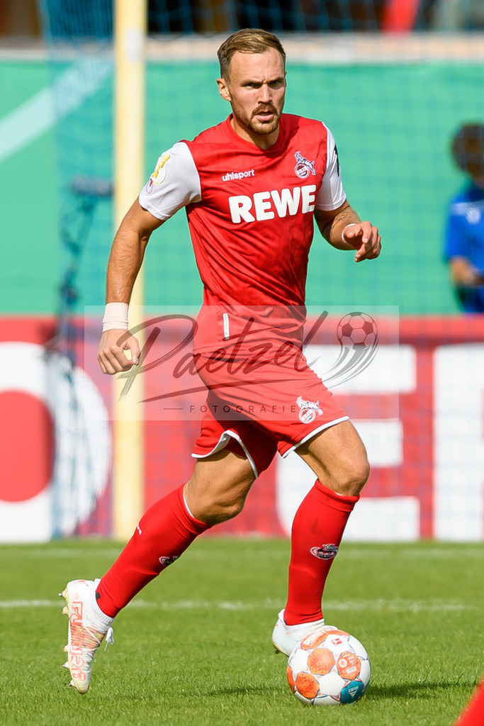 JENKOE20210808_226 | Fussball, Herren: Rafael Czichos (1. FC Koeln) in Aktion, am Ball, Einzelaktion beim Spiel der 1. Runde im DFB-Pokal zwischen FC Carl Zeiss Jena und 1. FC Koeln im Ernst-Abbe-Sportfeld am 08.08.2021 in Jena, Deutschland.DFB / DFL REGULATIONS PROHIBIT ANY USE OF PHOTOGRAPHS AS IMAGE SEQUENCES AND/OR QUASI-VIDEO. - Realisiert mit Pictrs.com