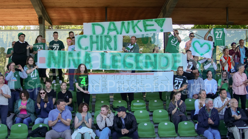 Fussball, Google Pixel Frauen-Bundesliga, SV Werder Bremen - VfL Wolfsburg | v.li.: Die Fans von Werder Bremen zeigen in der Fankurve ein Banner, Transparent, Spruchband mit der Aufschrift: Danke, Chiri, Nina Legende, Choreografie für Chiara Hahn (SV Werder Bremen, 21) und Nina Lührßen (SV Werder Bremen, 27), Fans, Ultras Publikum, Zuschauer, Stimmung, Atmosphäre, Stadion, DIE DFB-RICHTLINIEN UNTERSAGEN JEGLICHE NUTZUNG VON FOTOS ALS SEQUENZBILDER UND/ODER VIDEOÄHNLICHE FOTOSTRECKEN. DFB REGULATIONS PROHIBIT ANY USE OF PHOTOGRAPHS AS IMAGE SEQUENCES AND/OR QUASI-VIDEO.