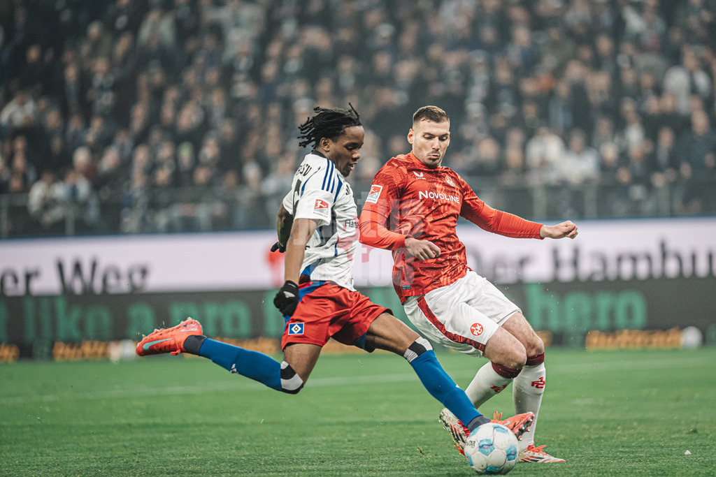 Fußball | Männer | Saison 2024/2025 | 2. Fußball-Bundesliga | 23. Spieltag | Hamburger SV vs. 1. FC Kaiserslautern | 21.02.2025 | Adedire Mebude (#16, HSV) schießt den Ball