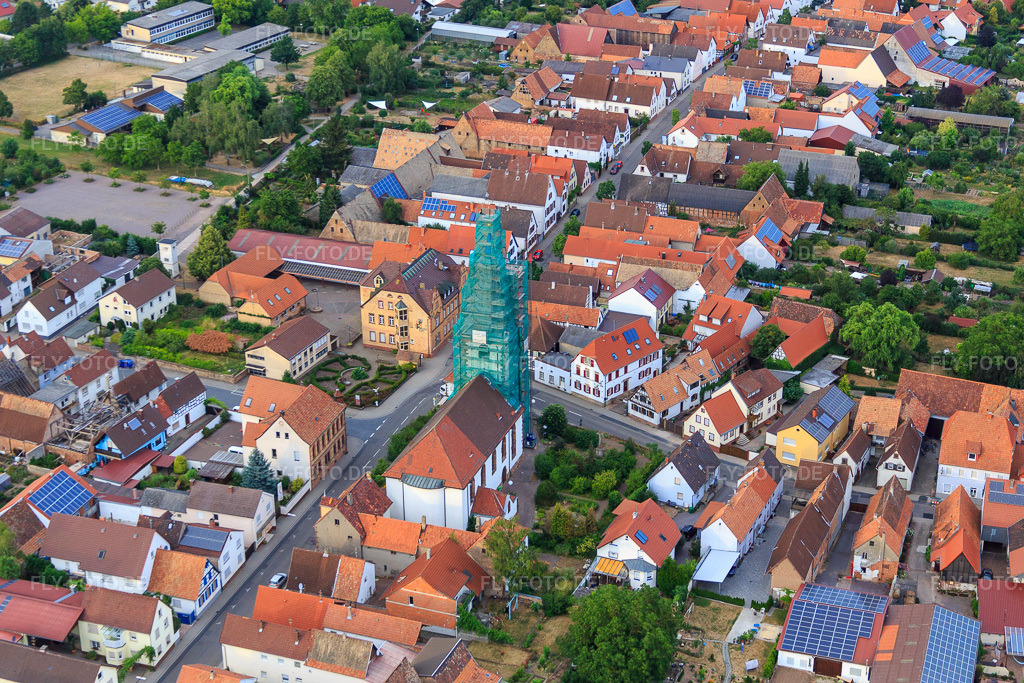 Luftbild: katholische Kirche eingerüstet von Leidner GmbH Gerüstbau, Landau in Ottersheim bei Landau im Bundesland Rheinland-Pfalz in Deutschland. Foto: IMG_083714.jpg vom 24.07.2015 durch Werner Riehm/FLY-FOTO.de