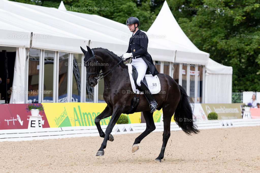 TH_419-San Simeon OLD-Kneese_ Felix_29580 | Al Shiraàa Deutsches Spring- und Dressur-Derby 2025 am 30.05.25 in Hamburg, Thomas Hellmann, 419San Simeon OLDKneese, Felix