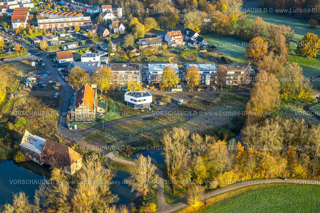 Hamm231104007 | Luftbild, Baustelle und Neubau an der Schloßstraße nahe der Schlossmühle Heessen am Mühlengraben, KIndergarten Neubau, umgeben von herbstlichen Laubbäumen, Stadtbezirk Heessen, Hamm, Ruhrgebiet, Nordrhein-Westfalen, Deutschland