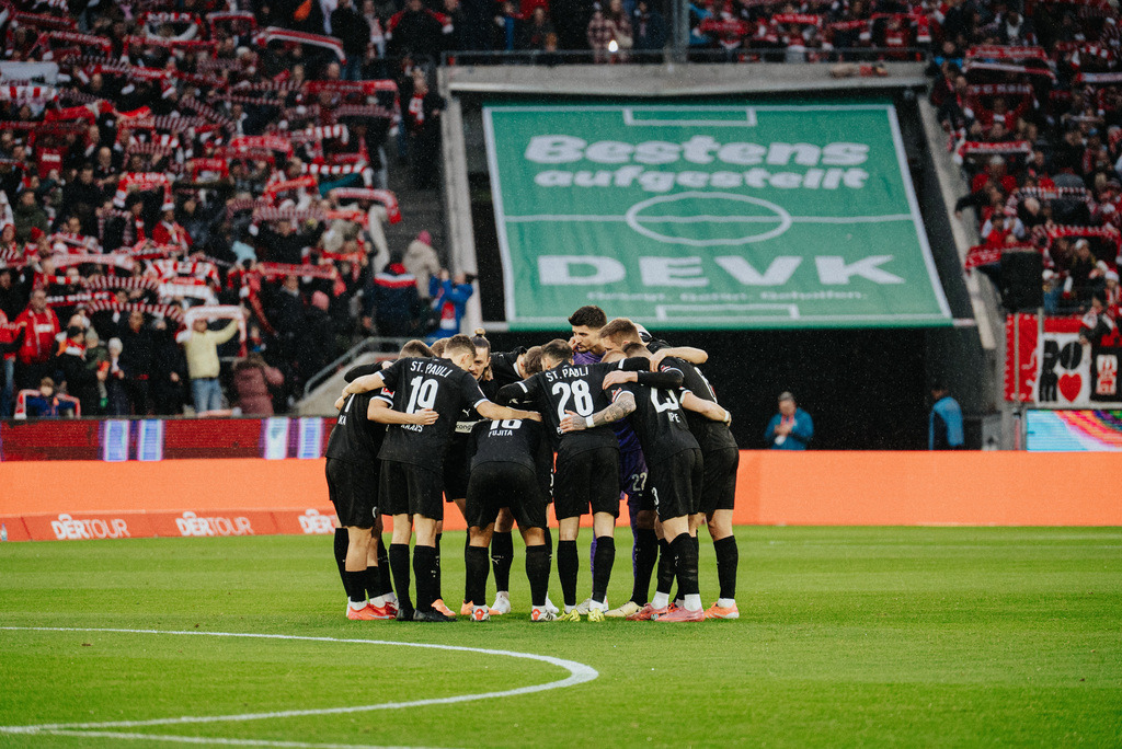 _STP8885 | Der offizielle Shop für FC St. Pauli Fotos. Wähle aus Spielszenen & Fanmomenten dein FCSP Wunschformat. Wir liefern Millerntor-Atmosphäre.