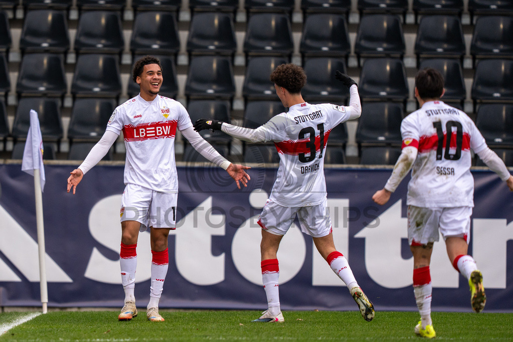 VfB Stuttgart II vs. TSG Hoffenheim II, Fussball, 3. Liga, 26. Spieltag, 15.03.2026 | Kenny Fressle (VfB Stuttgart II, #19), Noah Darvich (VfB Stuttgart II, #31) und Nicolas Sessa (VfB Stuttgart II, #10),VfB Stuttgart II vs. TSG Hoffenheim II, Fussball, 3. Liga, 26. Spieltag, 15.03.2026Foto: photosbyphips/Philip Ziegler