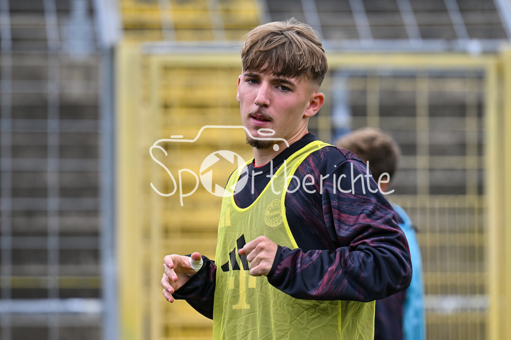 FC Bayern Amateure - FC Würzburger Kickers | im Bild Lennart KARL (FC Bayern München II #7) beim warmmachen / Einzelfoto / Freisteller / Regionalliga Bayern: FC Bayern Amateure - FC Würzburger Kickers; Grünwalder Stadion am 27.09.2025