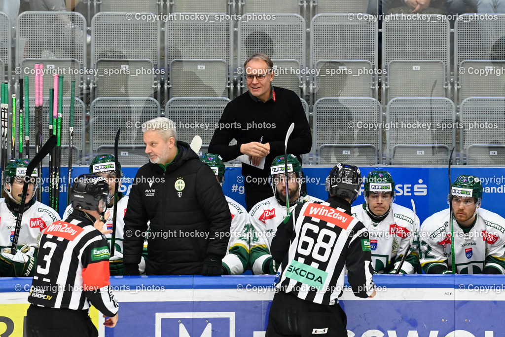 EC IDM WÄRMEPUMPEN VSV vs. FTC-TELEKOM JÉGKORONG | Spielerbank FTC-TELEKOM JÉGKORONG Headcoach FTC-Telekom TIMO SAARIKOSKI, EC IDM WÄRMEPUMPEN VSV vs. FTC-TELEKOM JÉGKORONG, EC IDM WÄRMEPUMPEN VSV vs. FTC-TELEKOM JÉGKORONG am 19.10.2025 in Villach (Stadthalle Villach), Austria, (Photo by Bernd Stefan)