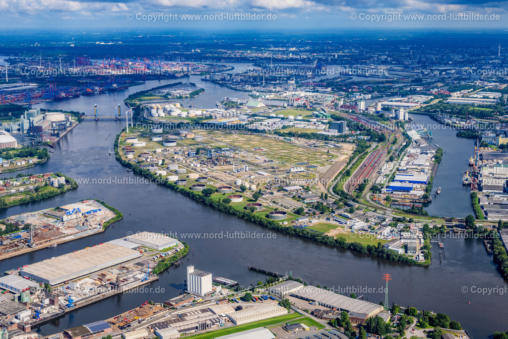 Hamburg_Harburg_Seehafen_Gewerbegebiet_ELS_1525050823 | HAMBURG 05.08.2023 Mineralöl - Hochtanklager des Shell Technology Centre Hamburg an der Süderelbe hinter dem Logistikzentrum von DB Schenker in Hamburg, Deutschland. Weiterführende Informationen bei: Nynas GmbH & Co KG,  Schenker Deutschland AG,  Shell Deutschland Oil GmbH. // Mineral oil - tanks of Shell Technology Centre Hamburg on the sourthern Elbe in Hamburg, Germany. Further information at: Nynas GmbH & Co KG,  Schenker Deutschland AG,  Shell Deutschland Oil GmbH. Foto: Martin Elsen