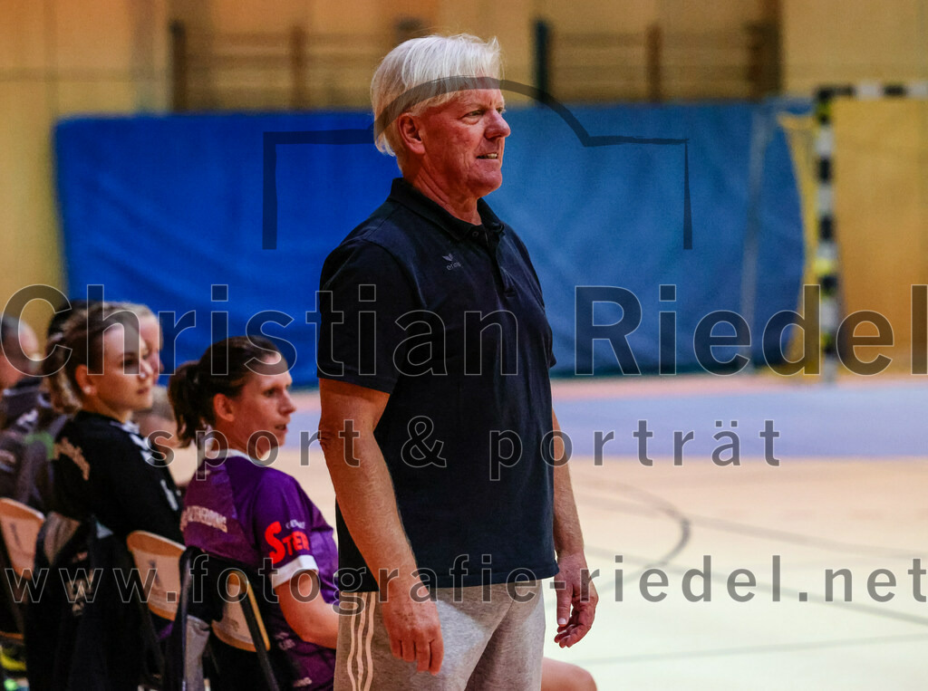 2023-11-04_028_SpVgg_Altenerding_gegen_TV_Altoetting | Erding, Deutschland, 04.11.2023:
Handball, Bezirksoberliga Frauen Altbayern 2023 / 2024, 6. Spieltag, SpVgg Altenerding gegen TV Altötting, Endergebnis: 28:26

Trainer Lutz Augner (SpVgg Altenerding)

Foto: Christian Riedel / fotografie-riedel.net