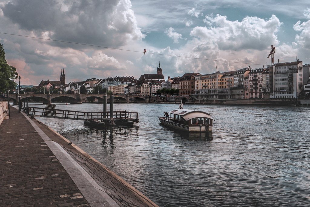 Rheinufer mit Blick auf Mittlere Rheinbrücke und St. Johanns-Fähre | Schöne Fotografien aus der Stadt und der Natur zum bestellen oder selber hochladen. Druck auf Foto, Postkarte, Kalender, FineArt Hahnemühle, Alu-Dibond , Akustikbilder zur Absorption von Schall und Lärm etc. - Realisiert mit Pictrs.com