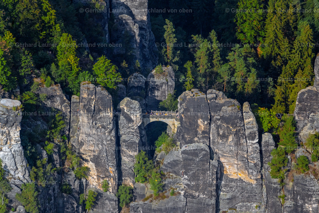 4060755 | RATHEN 07.09.2021 Felsen- Massiv und Berglandschaft des Basteigebiet in Rathen im Bundesland Sachsen. // Rock and mountain landscape of the Basteigebiet in Rathen in the state Saxony. Foto: Gerhard Launer
