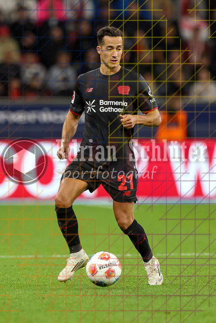 Bayer 04 Leverkusen vs Eintracht Frankfurt - Bundesliga  | Leverkusen, Deutschland, 12.09.25:   Lucas Vazquez (Bayer 04 Leverkusen) in Aktion am Ball, Einzelaktion waehrend des Spiels der Bundesliga zwischen  Bayer 04 Leverkusen vs Eintracht Frankfurt in der BayArena(Foto von Brauer-Fotoagentur / Adrian Schlueter)