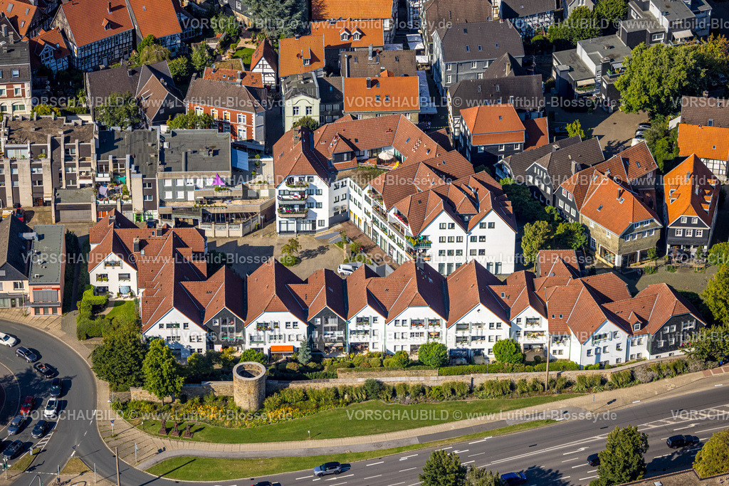 Hattingen240810522 | Luftbild, Reihenhaus Wohnsiedlung, Stadtmauer und Turm der Altstadt, davor Kunst Statue "Menschen aus Eisen",  Martin-Luther-Straße, Hattingen, Ruhrgebiet, Nordrhein-Westfalen, Deutschland