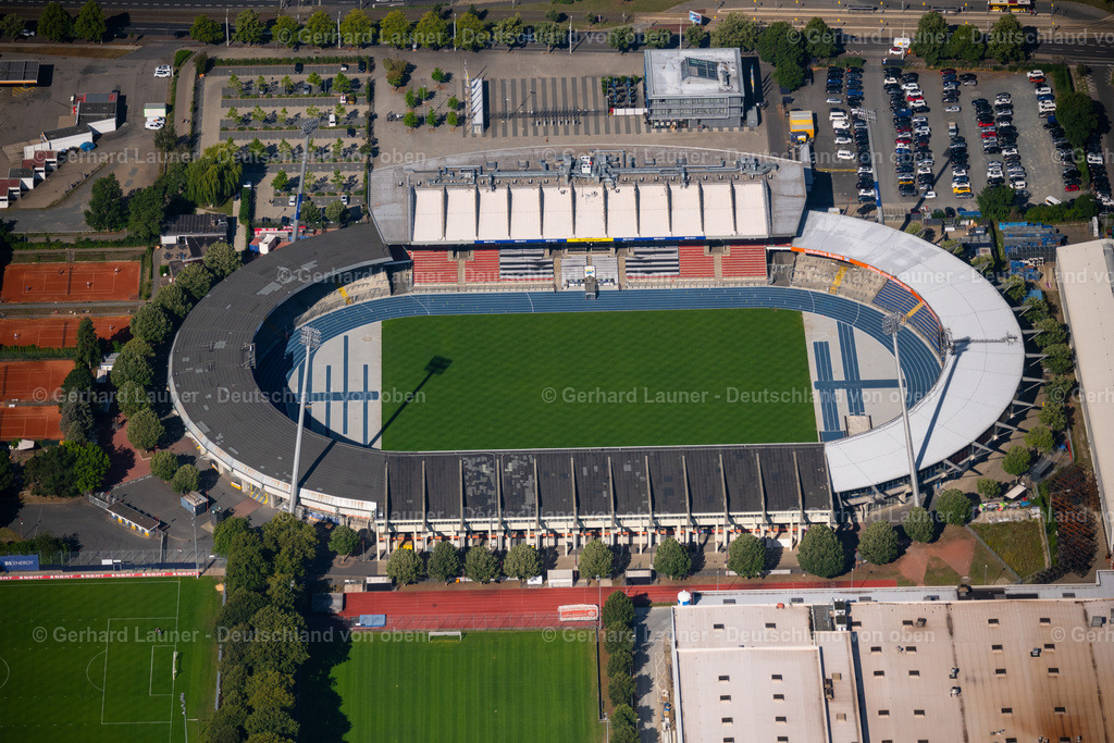 4035054 | BRAUNSCHWEIG 31.07.2020 Sportstätten-Gelände der Arena des Stadion EINTRACHT-STADION in Braunschweig im Bundesland Niedersachsen. Weiterführende Informationen bei: Eintracht Braunschweig GmbH &amp; Co. KGaA,  Ingenieurbüro Hornig GmbH und Co. KG,  SCHULITZ Architekten GmbH,  Stadthalle Braunschweig Betriebsgesellschaft mbH. // Sports facility grounds of the Arena stadium in Braunschweig in the state Lower Saxony. Further information at: Eintracht Braunschweig GmbH &amp; Co. KGaA,  Ingenieurbuero Hornig GmbH und Co. KG,  SCHULITZ Architekten GmbH,  Stadthalle Braunschweig Betriebsgesellschaft mbH. Foto: Gerhard Launer