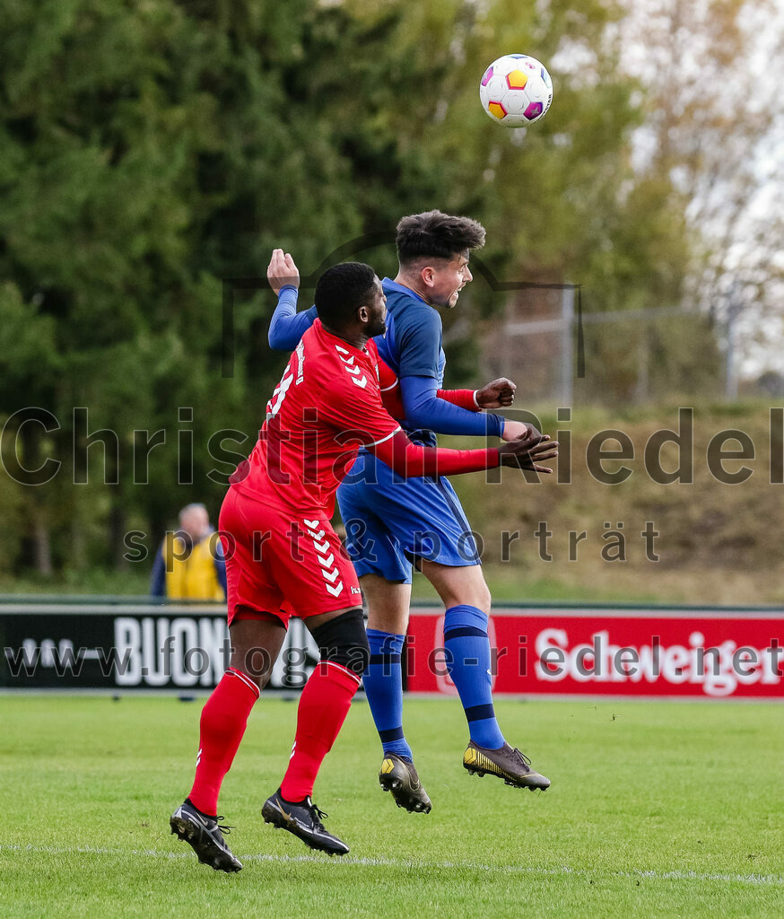 2023-11-04_036_FC_Langengeisling_gegen_VfL_Waldkraiburg | Erding, Deutschland, 04.11.2023:
Fußball, Bezirksliga Oberbayern Ost 2023 / 2024, 16. Spieltag, FC Langengeisling gegen VfL Waldkraiburg, Endergebnis: 2:0

Henry Oguti (VfL Waldkraiburg, #11), Maximilian Maier (FC Langengeisling, #10)

Foto: Christian Riedel / fotografie-riedel.net