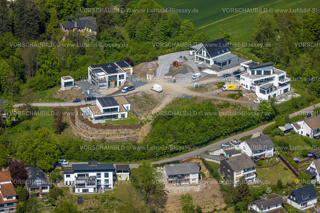 Meschede240505873 | Luftbild, Baustelle mit Neubau Wohnhäuser Unterm Hasenfeld, Wohngebiet einer Einfamilienhaus-Siedlung, Meschede-Stadt, Meschede, Sauerland, Nordrhein-Westfalen, Deutschland