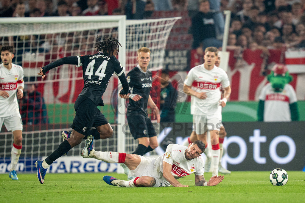 VfB Stuttgart vs. SC Freiburg, Fussball, DFB-Pokal, Halbfinale, 23.04.2026 | Zweikampf zwischen Johan Manzambi (SC Freiburg, #44) und Jeff Chabot (VfB Stuttgart, #24),VfB Stuttgart vs. SC Freiburg, Fussball, DFB-Pokal, Halbfinale, 23.04.2026DFB regulations prohibit any use of photographs as image sequences and/or quasi-video