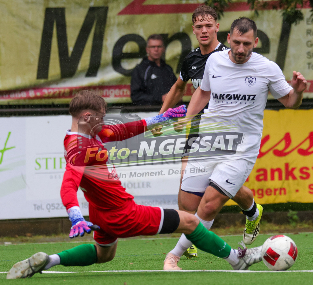 BV Stift Quernheim - SV Hausberge | Auf dem Bild zu sehen: weiß BV Stift Quernheim: Tibor Leon Sander ; schwarz SV Hausberge v.l.: Tim Watermann (TW), David Maximilian Peters BV Stift Quernheim, SV Hausberge, Saison 26/27, Bezirksliga, Stift Quernheim, Deutschland - Realisiert mit Pictrs.com