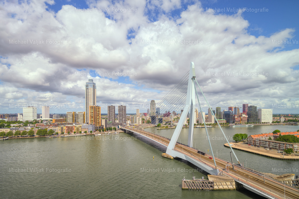 Erasmusbrücke und Skyline von Rotterdam | Blick auf die Erasmusbrücke und die Skyline von Rotterdam an einem schönen Sommertag. - Realisiert mit Pictrs.com