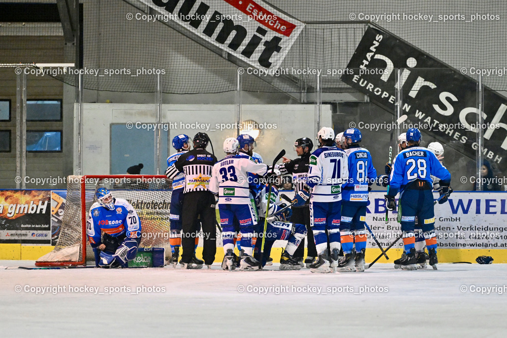 ESC SPARKASSE STEINDORF vs. UECR Huben  | #70 Moser Lukas ESC Steindorf, #33 Sotlar Jure UECR EISBÄREN HUBEN, #71 Sinegubovs Antons UECR EISBÄREN HUBEN, #81 CIMZAR TADEJ ESC Steindorf, WIDMANN Florian Referee, ESC SPARKASSE STEINDORF vs. UECR Huben , ESC SPARKASSE STEINDORF vs. UECR Huben  am 06.02.2026 in Steindorf (Ossiachersee Halle), Austria, (Photo by Bernd Stefan)