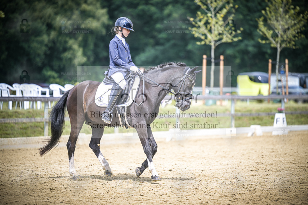 DOS_8115 | Entdecke hochwertige Reitturnierfotos von Foto Oger. Professionell, emotional und authentisch – jetzt Lieblingsmomente im Shop bestellen. - Realisiert mit Pictrs.com