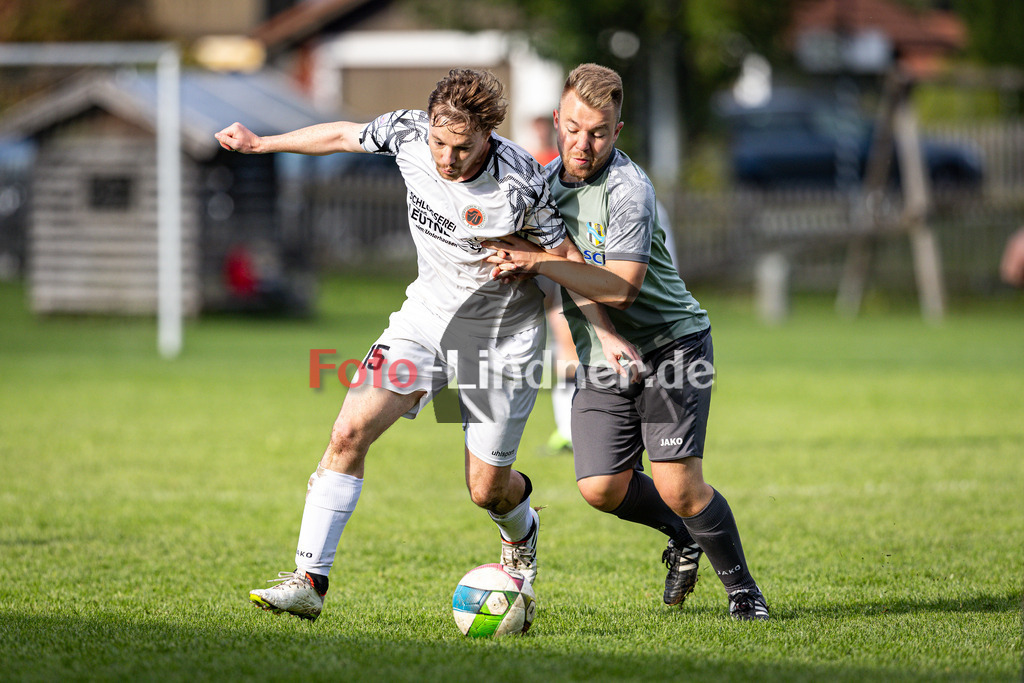 SV Unterhasuen gegen SG Hungerbach II | Fußball Herren A-Klasse Gruppe 5 Zugspitze 2025/26 11. Spieltag, SV Unterhasuen gegen SG Hungerbach II, 20251012,Zweikampf,2025-10-12 in Unterhausen (Sportplatz Unterhausen), Jonas AUMÜLLER (SV Unterhausen 15), Florian GRÖßL (SG Hungerbach II 11)Copyright: WolfgangxLindner www.foto-lindner.de