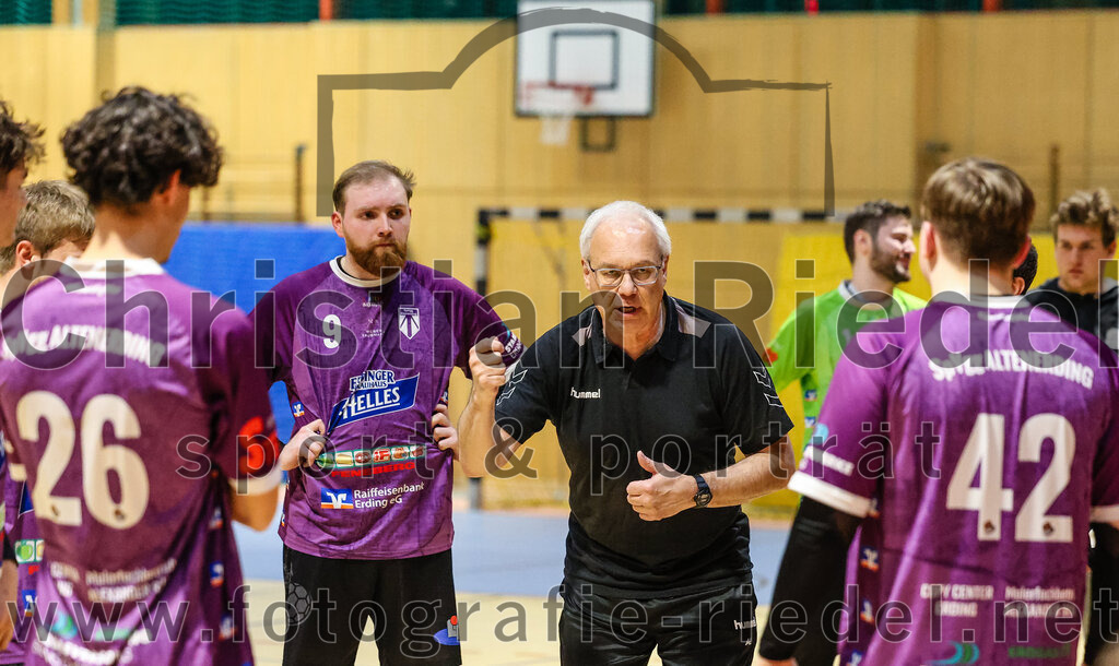2024-03-23_055_SpVgg_Altenerding_II_gegen_ASV_Dachau_III | Erding, Deutschland, 23.03.2024:
Handball, Bezirksklasse Männer Staffel Süd West 2023 / 2024, 14. Spieltag, SpVgg Altenerding II gegen ASV Dachau III, Endergebnis: 24:32

Julian Kreisig (SpVgg Altenerding, #9), Trainer Alfred Lößl (SpVgg Altenerding)

Foto: Christian Riedel / fotografie-riedel.net