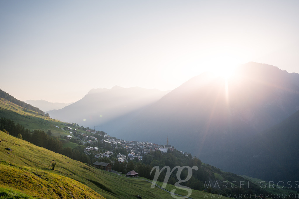 Blick auf Sent im Morgenlicht | Die ideale Geschenkidee für Naturliebhaber. Naturbilder von Marcel Gross Photography für ihr Zuhause in den verschiedensten Formaten und Materialien. - Realisiert mit Pictrs.com