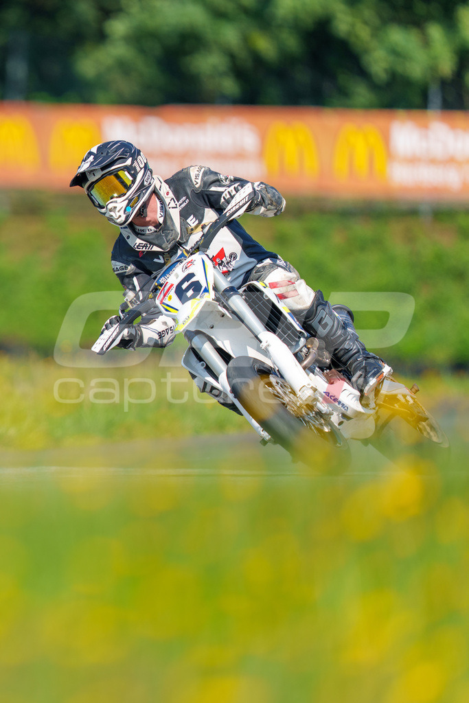 SuperMoto_Staatsmeisterschaft_Greinbach_329 | GRIPcapture steht für authentische Sportfotografie in Österreich – für Momente, die mehr sind als Geschwindigkeit oder Ergebnis. Es geht um Emotion, Spannung, Fokus und den Augenblick, der oft nur einen Wimpernschlag dauert.Ob Motorsport, Teamsport oder 