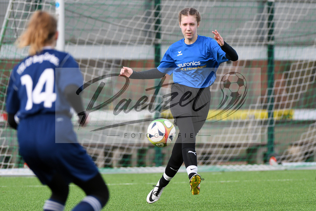 LENGRE20200229_0038 | Fussball, C-Juniorinnen:   bei dem Testspiel zwischen SC Preussen Lengerich und TSG 07 Burg Gretesch im Windmoeller &amp; Hoelscher Stadion am 29.02.2020 in Lengerich, Deutschland. - Realisiert mit Pictrs.com