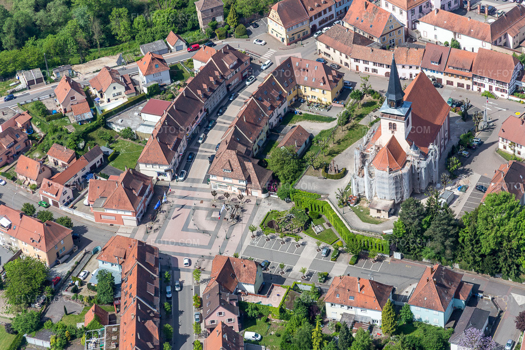 Aerial view: Square at the Church of the Trinity Lauterbourg in the city center in the district Neulauterburg in Lauterbourg in the state Bas-Rhin, France. – Photo: IMG_078625.jpg taken on 05/08/2015 by Werner Riehm/FLY-FOTO.com – Resolution of the original: 5472 x 3648 px