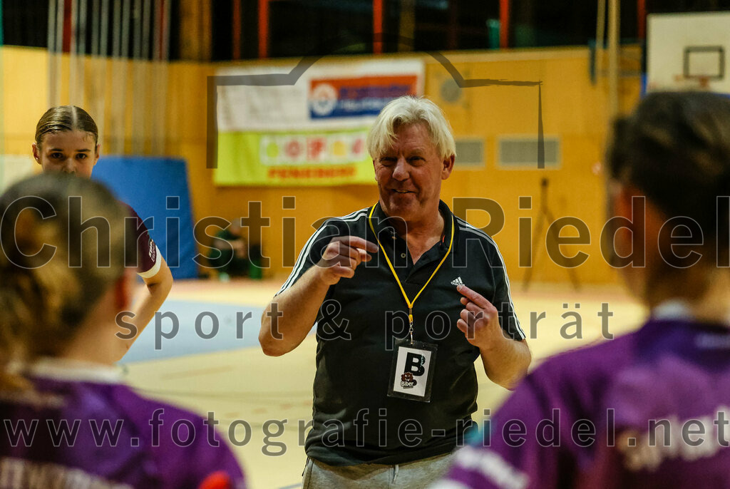 2024-02-10_072_SpVgg_Altenerding_gegen_SVA_Palzing | Erding, Deutschland, 10.02.2024:
Handball, Bezirksoberliga Frauen Altbayern 2023 / 2024, 14. Spieltag, SpVgg Altenerding gegen SVA Palzing, Endergebnis: 27:28

Trainer Lutz Augner (SpVgg Altenerding)

Foto: Christian Riedel / fotografie-riedel.net