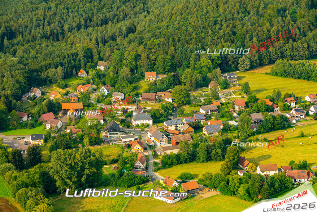 Das Luftbild zeigt : Mengersdorf Mistelgau - Die Luftaufnahme wurde 2024 vom UL-Flugzeug aus erstellt ( keine Drohne ) - Hochauflösende Luftaufnahme - Für grossformatige Ausdrucke geeignet. Die Geschenkidee !Mit Lizenz und Bildrechte bestellbar