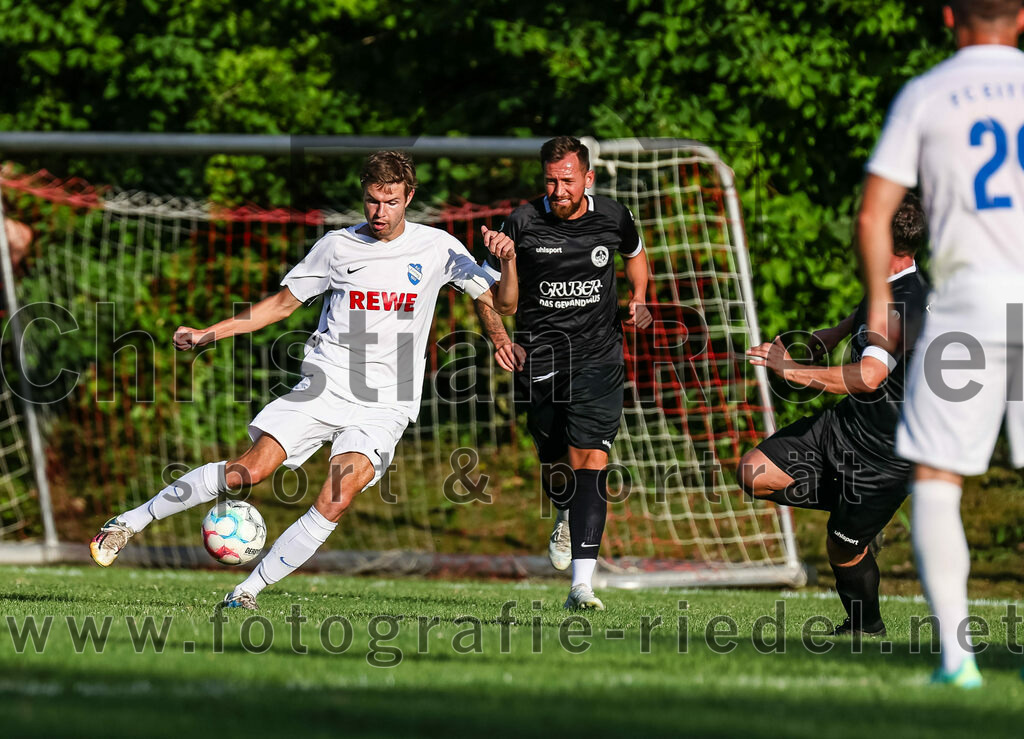 2023-07-18_034_FC_Herzogstadt_gegen_FC_Eitting | Erding, Deutschland, 18.07.2023:
Fußball, TOTO Pokal 2023 / 2024, 1. Spieltag, FC Herzogstadt gegen FC Eitting, Endergebnis: 2:4 n.E.

Maximilian Gröppmair (FC Eitting, #13), Attila Lanzendorfen (FC Herzogstadt, #17)

Foto: Christian Riedel / fotografie-riedel.net