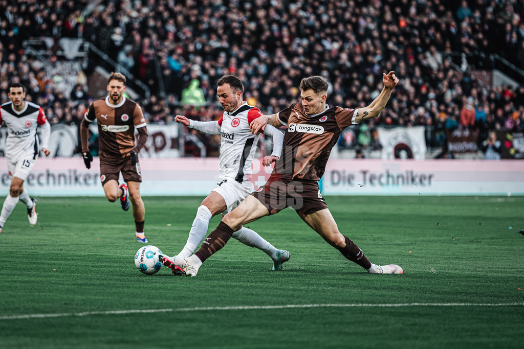Fußball | Männer | Saison 2024/2025  | Fußball-Bundesliga | 16. Spieltag | FC St. Pauli vs. Eintracht Frankfurt | 11.01.2025 | v.l. Mario Götze (#27, Eintracht Frankfurt) und David Nemeth (#4, FC St. Pauli)