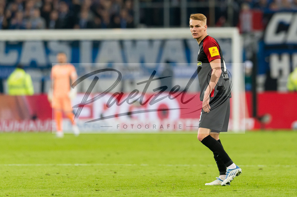 HSVSCF20220419_352 | Fussball, Herren: Philipp Lienhart (SC Freiburg) schaut beim DFB-Pokal-Halbfinalspiel zwischen Hamburger SV und SC Freiburg im Volksparkstadion am 19.04.2022 in Hamburg, Deutschland.DFB / DFL REGULATIONS PROHIBIT ANY USE OF PHOTOGRAPHS AS IMAGE SEQUENCES AND/OR QUASI-VIDEO. - Realisiert mit Pictrs.com