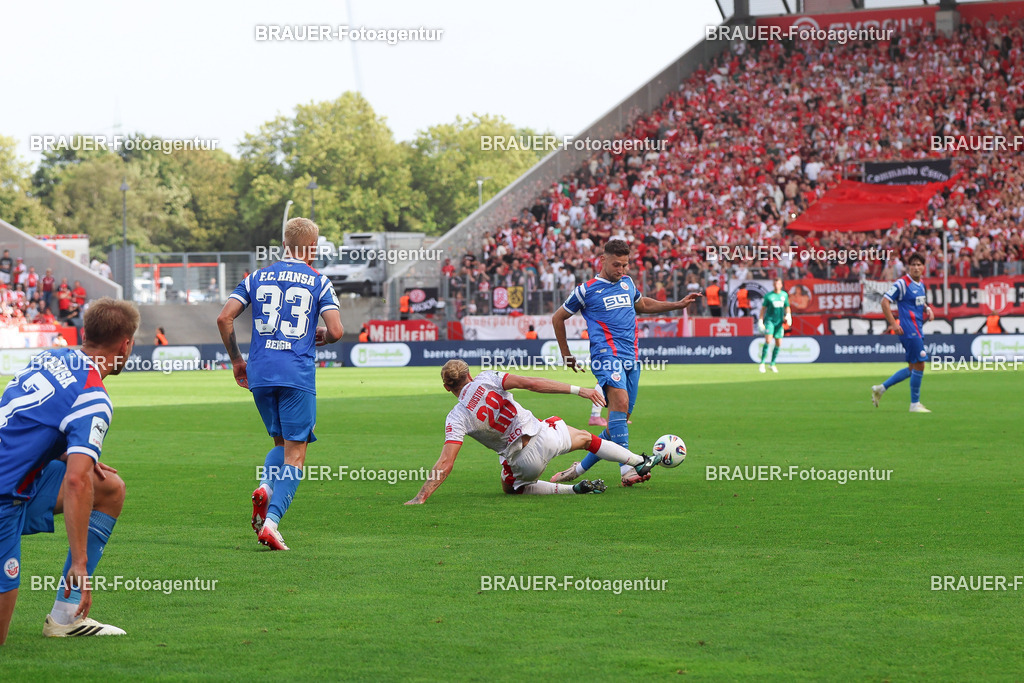 Rot-Weiss Essen - Hansa Rostock | Essen, Deutschland, 20.09.2025 XXwährend des 3.Liga Spiels zwischen  Rot-Weiss Essen und Hansa Rostock am 20.09.2025 im Stadion an der Hafenstraße in Essen. (Foto von Timo Bluhmki-Schmidt/Brauer Fotoagentur