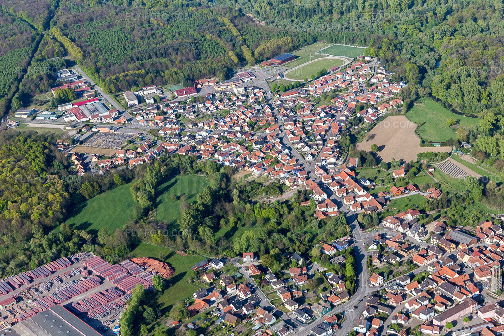 Aerial view: Settlement area in Seltz in the state Bas-Rhin, France. – Photo: IMG_099033.jpg taken on 04/23/2017 by Werner Riehm/FLY-FOTO.com – Resolution of the original: 5472 x 3648 px