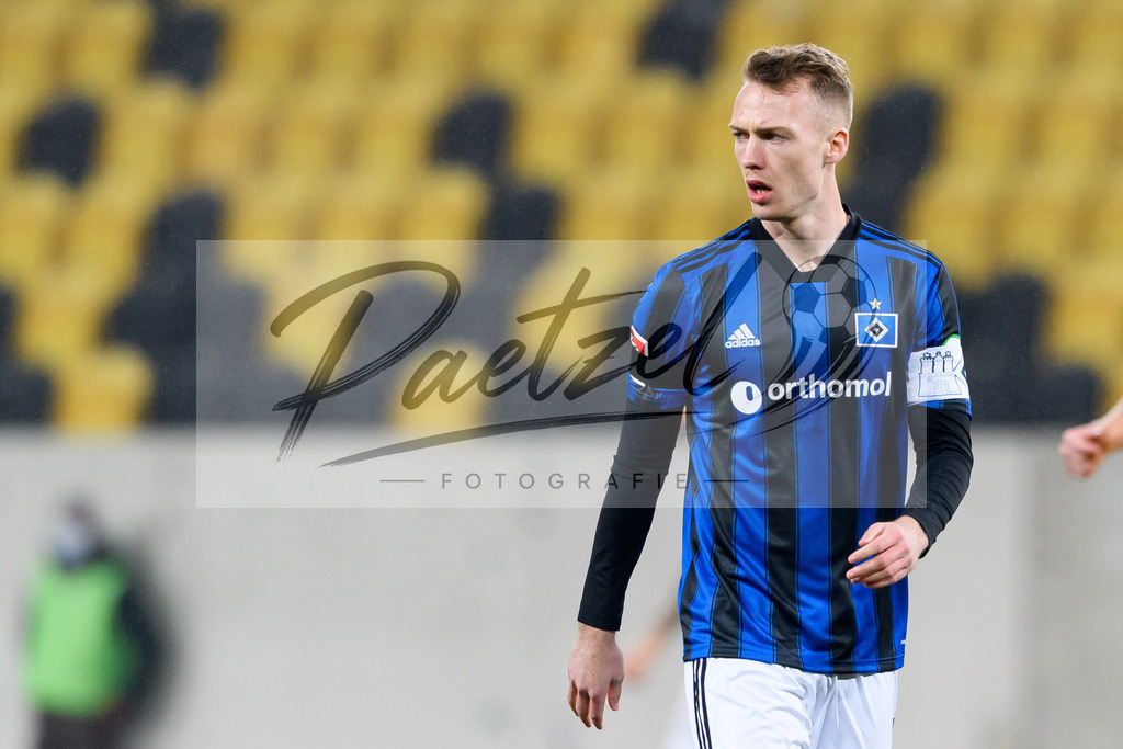 SGDHSV20220114_101 | Fussball, Herren: Sebastian Schonlau (Hamburger SV) schaut bei dem Spiel der 2. Bundesliga zwischen SG Dynamo Dresden und Hamburger SV im Rudolf-Harbig-Stadion am 14.01.2022 in Dresden, Deutschland.DFB / DFL REGULATIONS PROHIBIT ANY USE OF PHOTOGRAPHS AS IMAGE SEQUENCES AND/OR QUASI-VIDEO. - Realisiert mit Pictrs.com