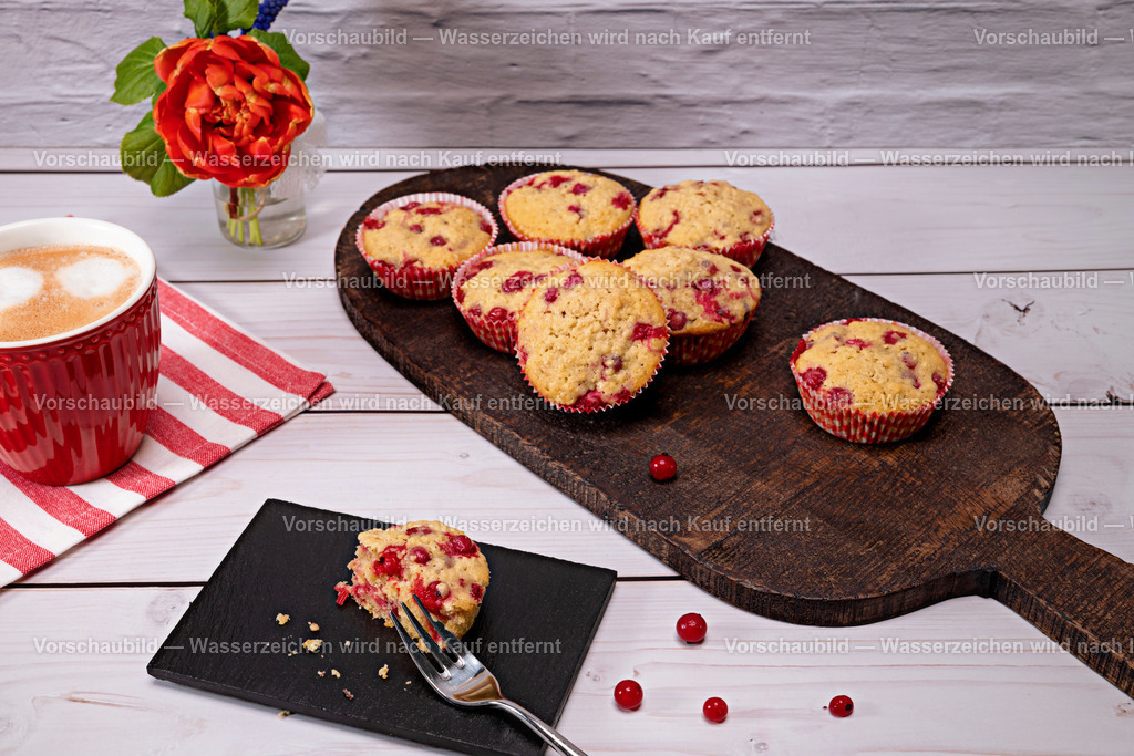 Muffins mit roten Johannisbeeren | Kaffetisch mit Muffins mit roten Johannisbeeren und einer Tasse Kaffee. - Realisiert mit Pictrs.com