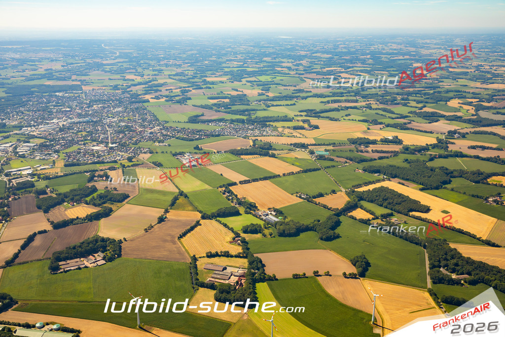 Aktuelles Luftbild von  Dinklage - Die Luftaufnahme wurde 2022 mittels UL-Flugzeug erstellt ( keine Drohne ) - hochauflösende Kamera-Systeme von  Canon -Beste Qualität - Für grossformatige Ausdrucke geeignet. Die Geschenkidee !