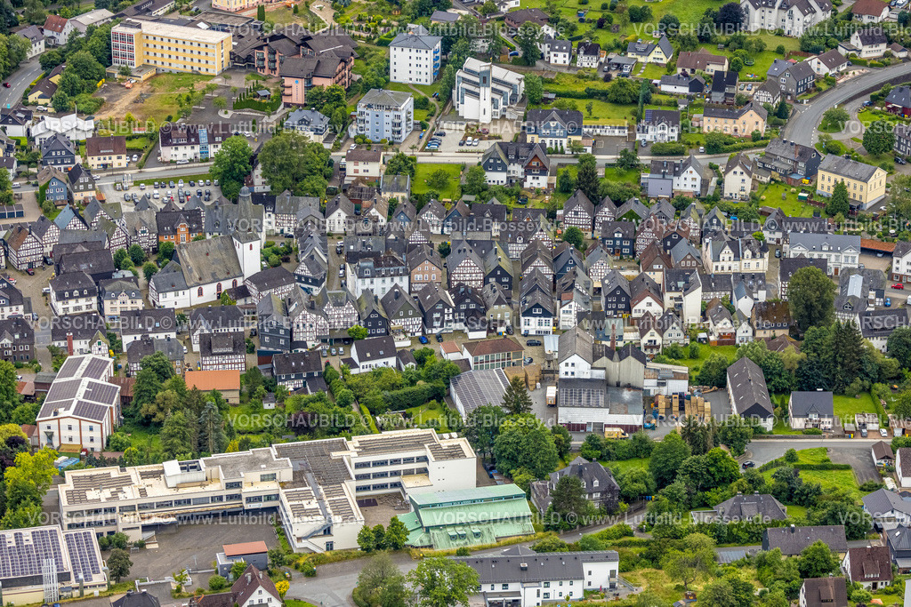BadLaasphe240709419 | Luftbild, Städtisches Gymnasium, Altstadt mit historischen Häusern und evang. Stadtkirche, Wohngebiet zwischen Gartenstraße und Steinackerstraße, kath. Kirche St. Petrus und Anna, oben Gelände der ehemaligen Emmaburg-Klinik, Bad Laasphe, Wittgensteiner Land, Nordrhein-Westfalen, Deutschland