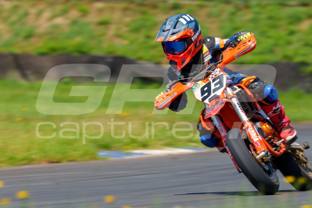 G-Cup + Supermoto Staatsmeisterschaft + Hungarian Supermoto Championship | GRIPcapture steht für authentische Sportfotografie in Österreich – für Momente, die mehr sind als Geschwindigkeit oder Ergebnis. Es geht um Emotion, Spannung, Fokus und den Augenblick, der oft nur einen Wimpernschlag dauert.Ob Motorsport, Teamsport oder 
