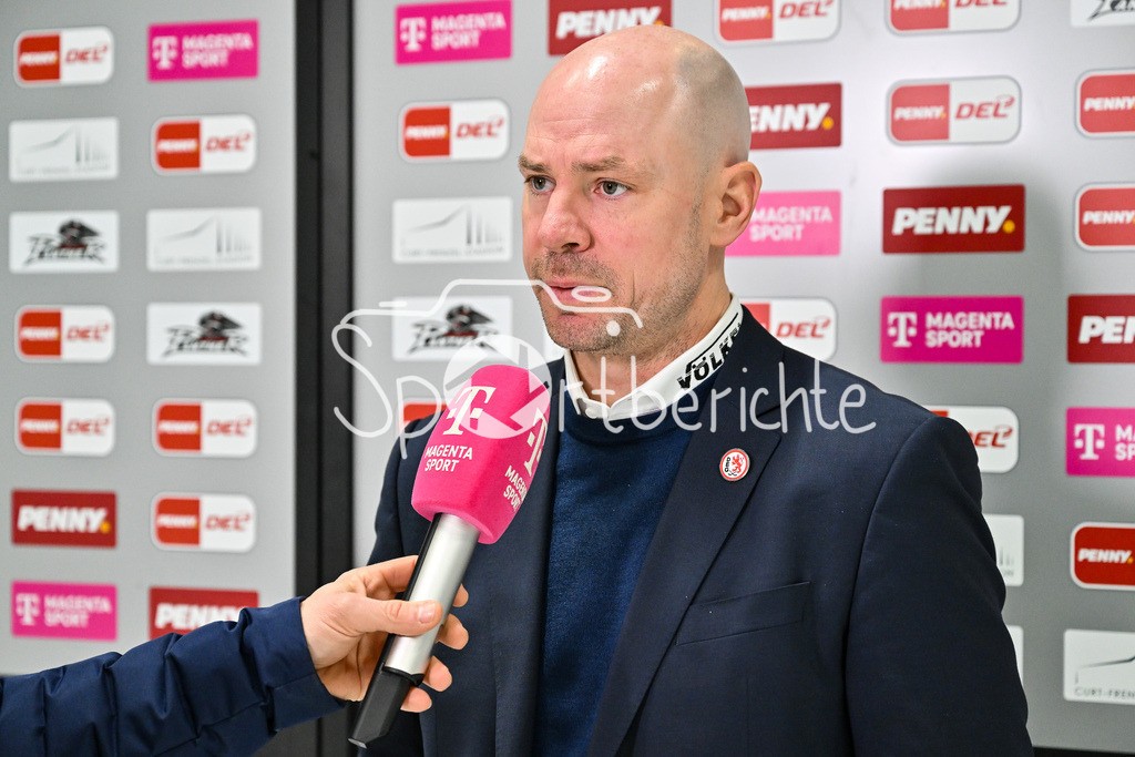 Augsburger Panther - Düsseldorfer EG | im Bild DEG Trainer Steven REINPRECHT  beim Interview von MagentaSport / Magenta Sport / vor der Partie gegen Duesseldorf / Einzelfoto / Freisteller / DEL: Augsburger Panther - Duesseldorfer EG, Curt Frenzel Stadion am 04.03.2025