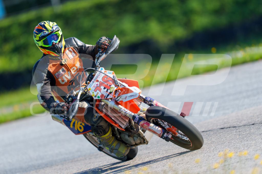 SuperMoto_Staatsmeisterschaft_Greinbach_070 | GRIPcapture steht für authentische Sportfotografie in Österreich – für Momente, die mehr sind als Geschwindigkeit oder Ergebnis. Es geht um Emotion, Spannung, Fokus und den Augenblick, der oft nur einen Wimpernschlag dauert.Ob Motorsport, Teamsport oder 