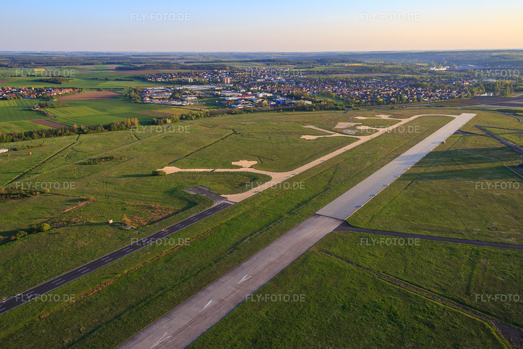 Luftbild: Runway des Flugplatz Kitzingen - EDGY im Ortsteil Hoheim in Kitzingen im Bundesland Bayern in Deutschland. – Foto: IMG_088074.jpg vom 06.05.2016 durch Werner Riehm/FLY-FOTO.de – Auflösung des Originals: 5472 x 3648 px – LSC Kitzingen | Luftsport im Maindreieck