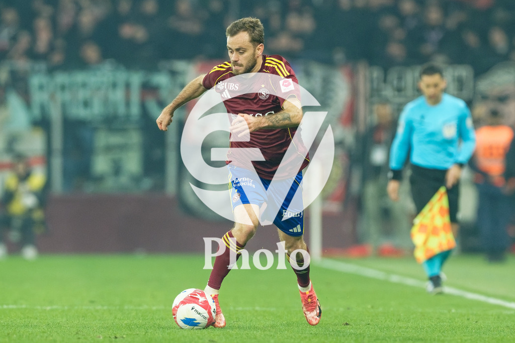 Brack Super League - Servette FC v FC Sion | Timothe Cognat (8 Servette FC) controls the ball (action)  during the Brack Super League match between Servette FC and FC Sion at Stade de Geneve in Geneva, Switzerland
