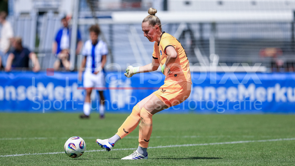 Fussball, Testspiel Frauen, Hamburger SV - Hertha BSC | Sarah Hornschuch (Torhüterin, Torwart, Hertha BSC, 30) am Ball, Einzelbild, Ganzkörper, Aktion, Action, Spielszene