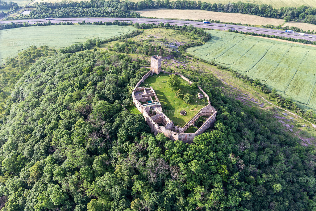 Luftbild: Burg Gleichen im Ortsteil Wandersleben in Drei Gleichen im Bundesland Thüringen in Deutschland. Foto: IMG_007689.jpg vom 15.06.2021 durch Werner Riehm/FLY-FOTO.de