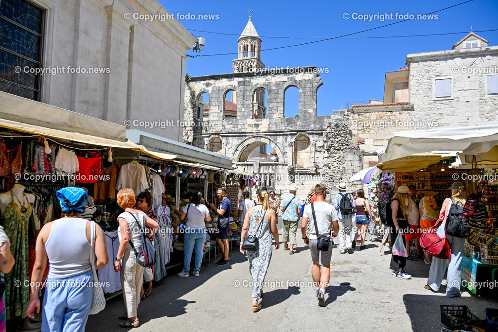Kroatien_ Split_ 21.07.2025-60 | 21.07.2025, Kroatien, HRV, Split, im Bild Themenbild, Stadtansichten, Platz, Plaza, Historisch, Kiosk, Souvenier, Touristen, Tourismus, Feature, SymbolbildSplit zweitgroesste Stadt Kroatiens. Die Stadt ist Verwaltungssitz der Gespanschaft Split-Dalmatien 